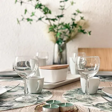 Zentrales Mit Tv, Kueche Und Mikrowelle דירה