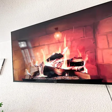 Zentrales Mit Tv, Kueche Und Mikrowelle דירה *