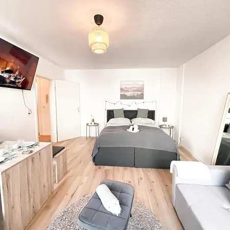 Zentrales Mit Tv, Kueche Und Mikrowelle דירה